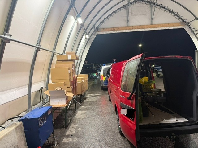 HZA-UL: Einfuhr von Neuwaren aus der Schweiz nicht angemeldet/Auch Transporter nachverzollt