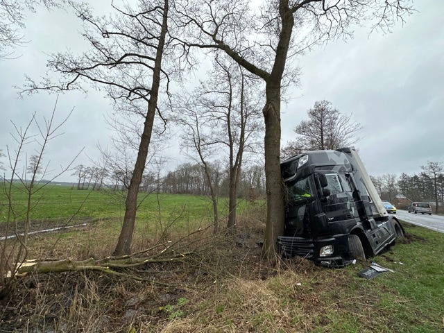 POL-CUX: LKW verunfallt auf der Bundesstraße 73 im Bereich Hemmoor - hoher Sachschaden - Vollsperrung für die Bergung (Lichtbild in der Anlage)