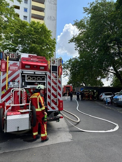 FW Düren: Feuer in Hochhaus