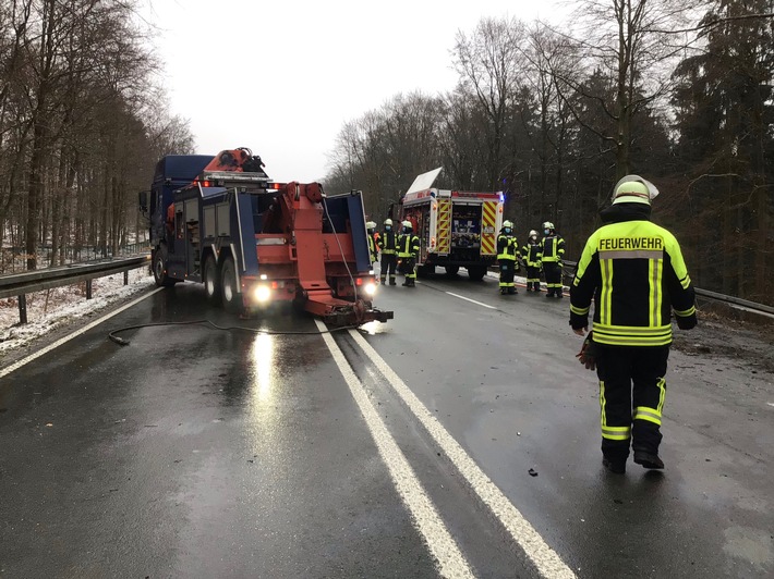 FW-PB: Schwerer Verkehrsunfall auf der Bundesstraße 64: Sattelauflieger kommt von der Fahrbahn ab und schleudert von der Straße.