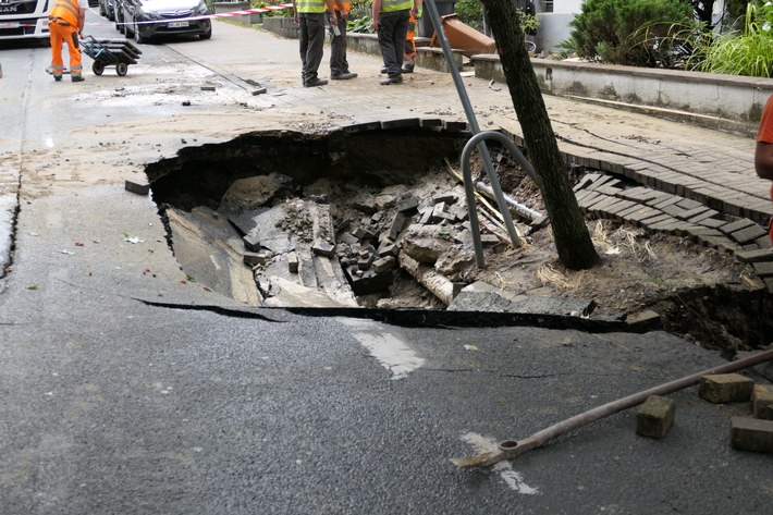 FW-DO: 02.09.2022 - Technische Hilfeleistung in Mitte-Ost Wasserrohrbruch in der östlichen Innenstadt