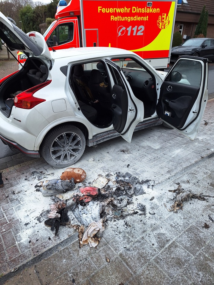 FW Dinslaken: PKW-Brand verläuft glimpflich