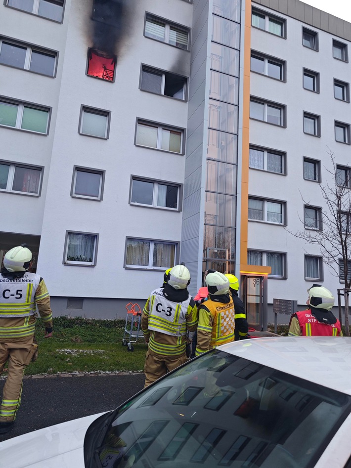 FW Dresden: Wohnungsbrand in Mehrfamiliengebäude