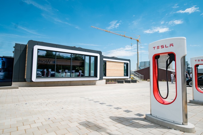 Die erste bk World am Tesla Supercharger in Endsee hat eröffnet. / Weiterer Text über ots und www.presseportal.de/nr/160216 / Die Verwendung dieses Bildes ist für redaktionelle Zwecke unter Beachtung ggf. genannter Nutzungsbedingungen honorarfrei. Veröffentlichung bitte mit Bildrechte-Hinweis.