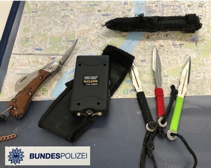 BPOL NRW: Bundespolizei stellt mehrere gefährliche Gegenstände kurz nach Beginn der Waffenverbotszone sicher