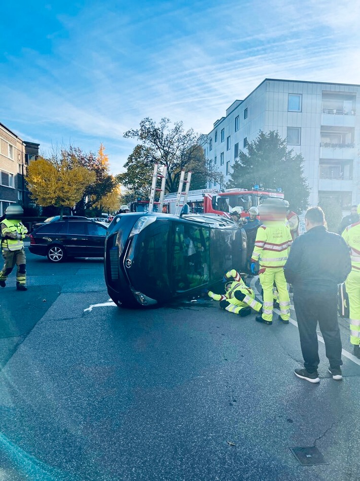 POL-DU: Wanheimerort: Unfall im Kreuzungsbereich - Auto kippt auf die Seite