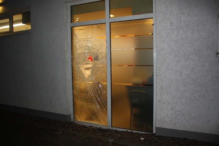 POL-HX: Fensterscheibe eingeworfen - hoher Sachschaden