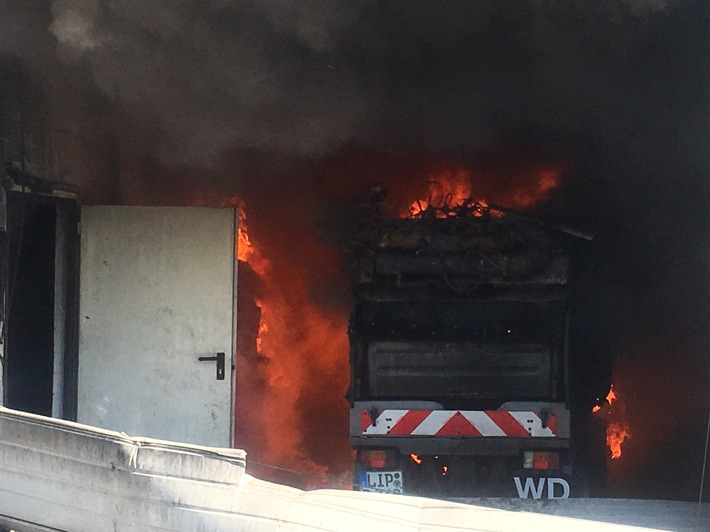 FW Lage: Brand einer Kehrmaschine in der Fahrzeughalle des Bauhofes