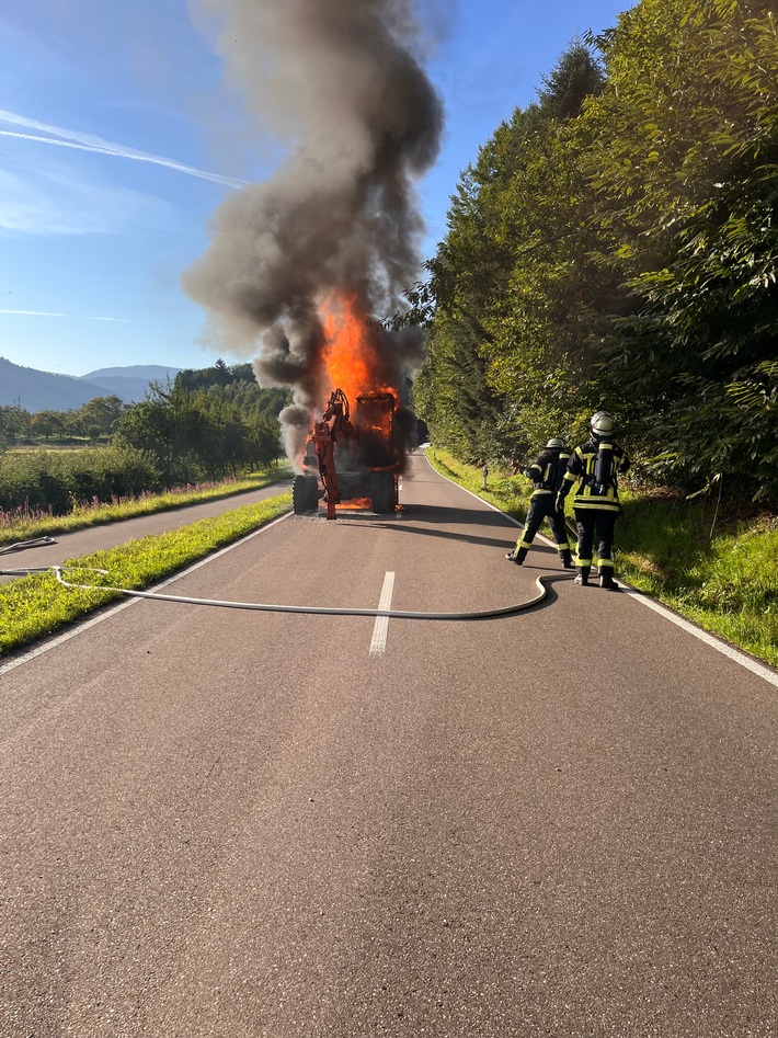 FW Achern: Bagger in Vollbrand zwischen Mösbach und Waldulm