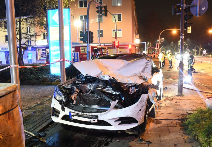 POL-BO: Bochum / Auf dem Weg zum Kellerbrand: Feuerwehrwagen übersehen - Vier Leichtverletzte / Hoher Sachschaden!