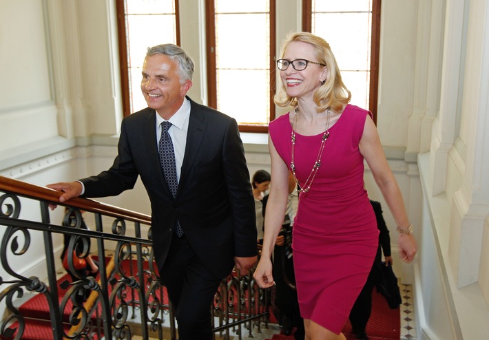 ikr: Regierungsrätin Aurelia Frick diskutiert mit Bundesrat Didier Burkhalter mögliche Auswirkungen der Masseneinwanderungsinitiative