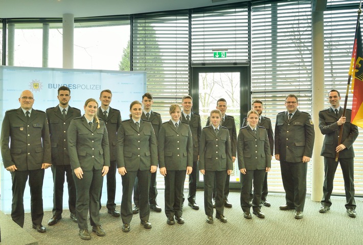 BPOL NRW: Die Bundespolizeiinspektion Kleve erfreut sich über zweistellige Verstärkung - am 10. März 2020 wurden 11 neue Mitarbeiterinnen und Mitarbeiter in der Euregio Rhein-Waal vereidigt.