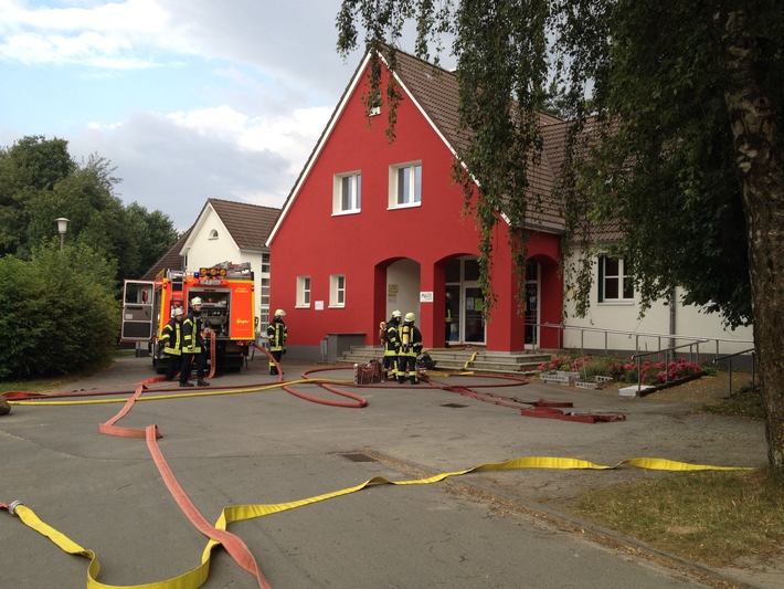 FW Lage: Kellerbrand in der Grundschule Müssen - 13.07.2016 - 18:29 Uhr