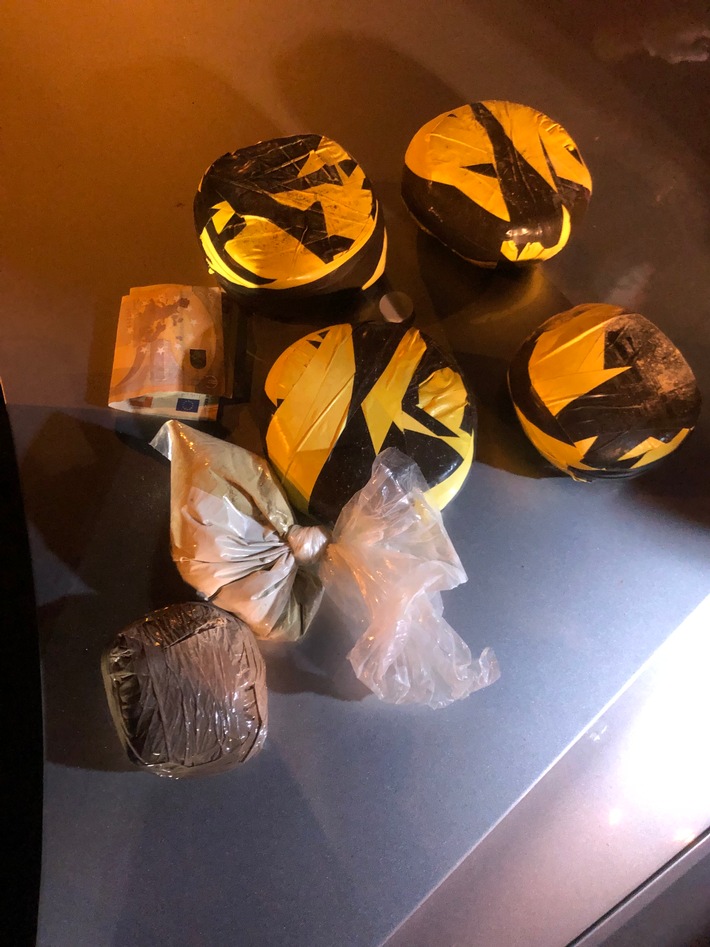 POL-REK: 211111-2: Polizisten stellten mehr als zwei Kilogramm Heroin sicher