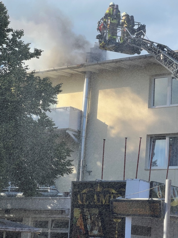FW Bremerhaven: Feuerwehr löscht Dachstuhlbrand in der Hafenstraße