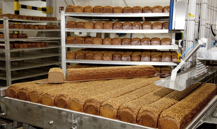 Frisch gebackenes Mestemacher Eiweißbrot aus unserer Großbäckerei_Fotohinweis Mestemacher GmbH-m.jpg