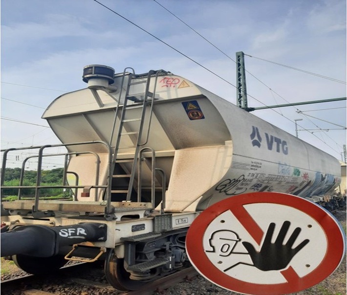 BPOL NRW: 14-Jähriger klettert in Düren auf Güterzug und erleidet Stromüberschlag - Bundespolizei warnt!