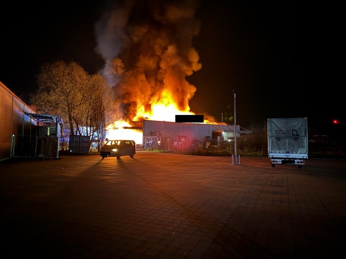 POL-WHV: Brand im Baumarkt in Varel - Die Brandbekämpfungsmaßnahmen dauern noch an