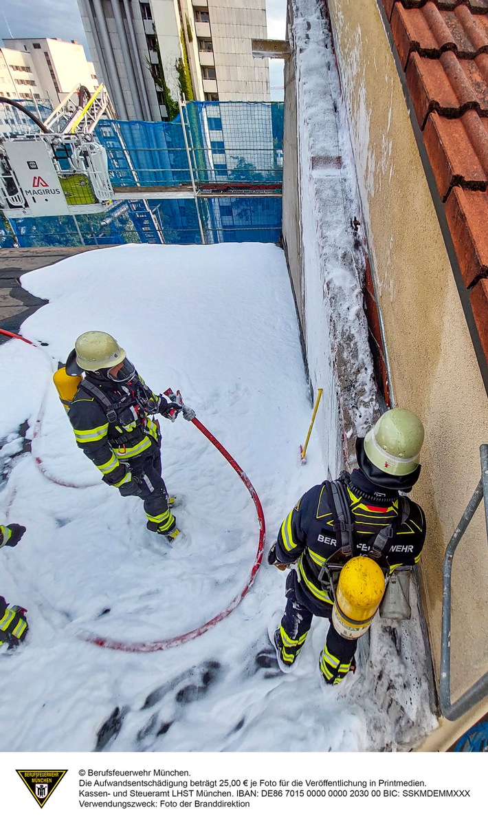 FW-M: Dehnfugenbrand beschäftigt Feuerwehr (Pasing)