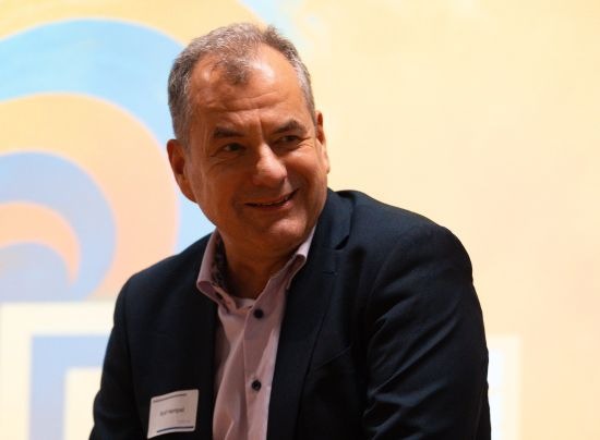 Nervende Mitarbeiter? Oder eher überforderte Chefs? Starke Praxisimpulse und Tipps vom Weltmeister für Unternehmer und Führungskräfte beim b-steps summit 2025