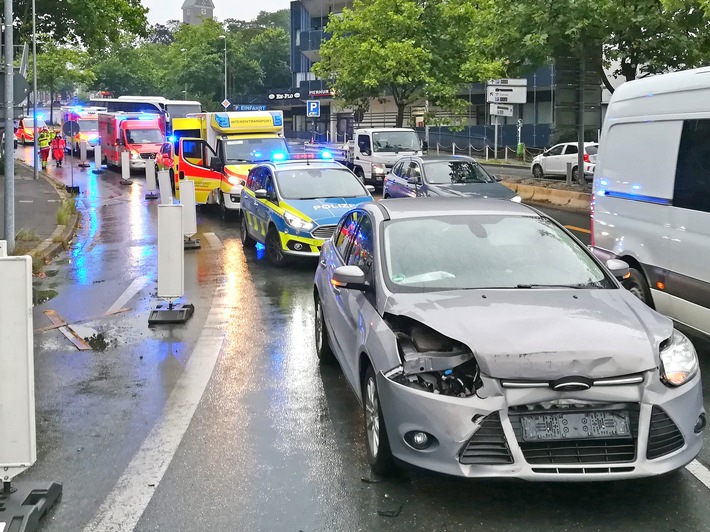 POL-MK: Auffahrunfall am Sauerfeld: Drei Verletzte