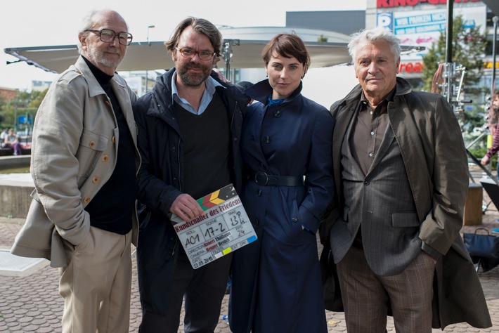 Neue ZDF-Kino-Koproduktion: Robert Thalheim inszeniert "Kundschafter des Friedens" mit Henry Hübchen, Michael Gwisdek, Thomas Thieme, Winfried Glatzeder und Jürgen Prochnow (FOTO)