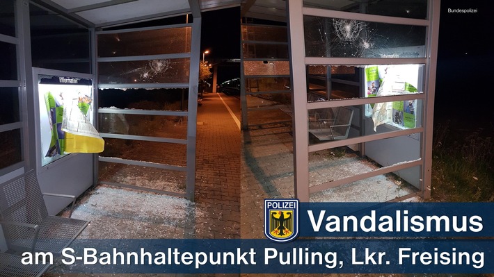 Bundespolizeidirektion München: Vandalismus am S-Bahnhaltepunt Pulling: Wartehäuschen und Schaukästen beschädigt