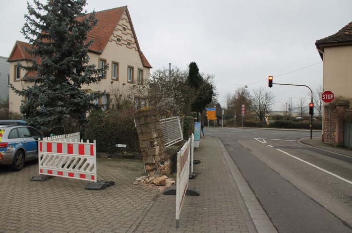 POL-PDLD: Edenkoben - Unfallflucht/Polizei sucht Fahrer eines Sattelzuges (FOTO)