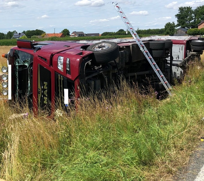 POL-COE: Lüdinghausen, L835, Ermen/ Beladener Schweinetransporter umgekippt