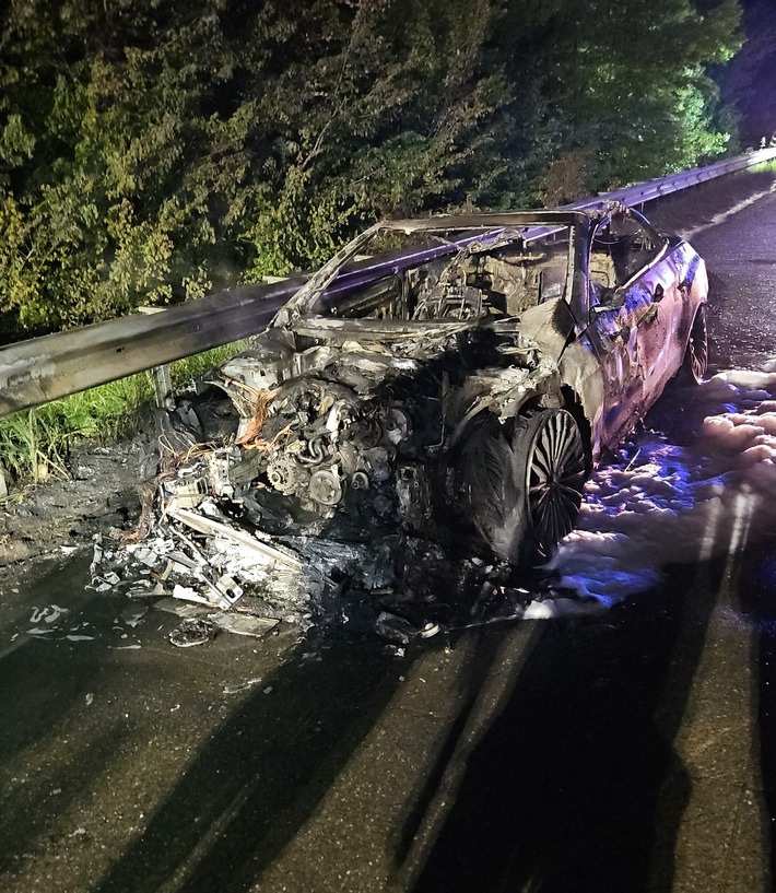 POL-CUX: PKW Brand auf der BAB27 zwischen Schwanewede und Ihlpohl (Lichtbild in der Anlage)