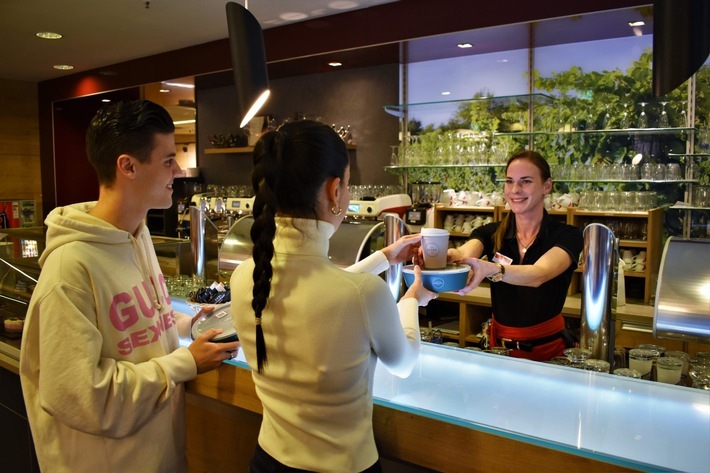 Die Gäste der 49 XXXLutz-Restaurants in Deutschland können dank des Mehrwegpfandsystems überall schmackhafte Speisen oder Getränke genießen - mit gutem Gewissen! / Weiterer Text über ots und www.presseportal.de/nr/158011 / Die Verwendung dieses Bildes für redaktionelle Zwecke ist unter Beachtung aller mitgeteilten Nutzungsbedingungen zulässig und dann auch honorarfrei. Veröffentlichung ausschließlich mit Bildrechte-Hinweis.