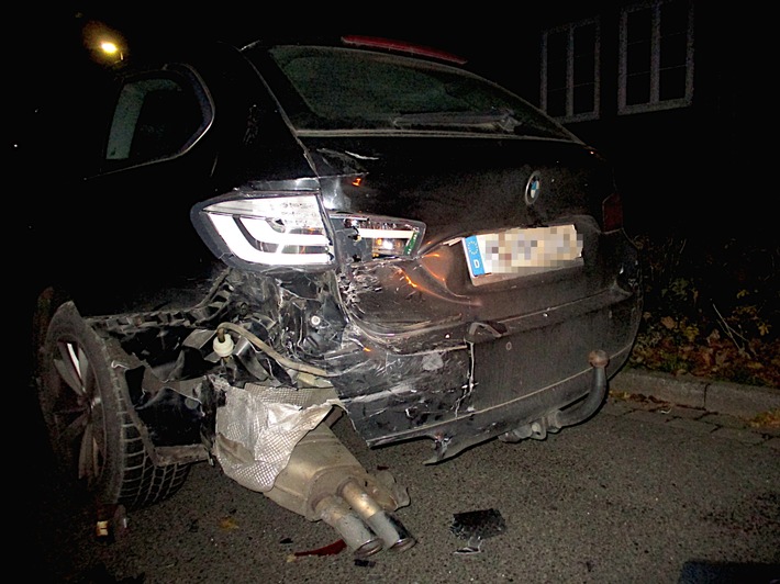 POL-HM: Seat prallt auf geparkten BMW - Mitfahrer wird verletzt in Klinik gebracht