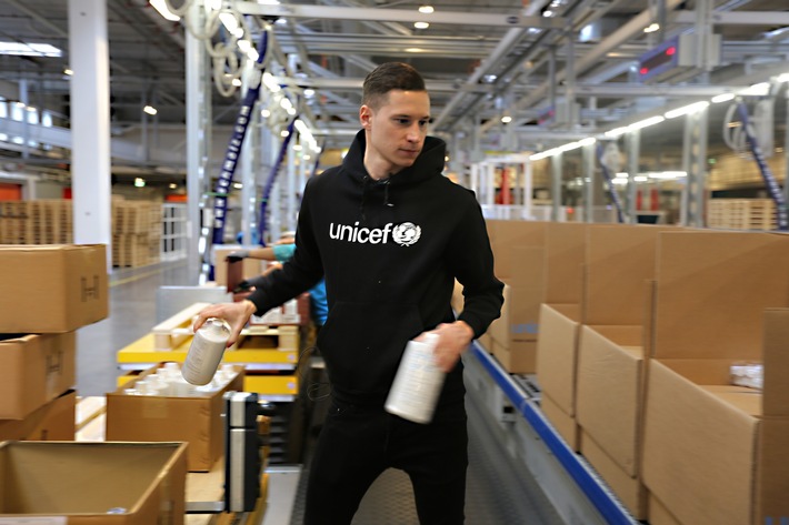 Julian Draxler packt UNICEF-Pakete