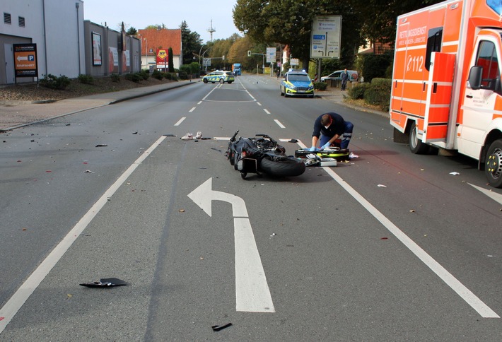 POL-MI: Motorradfahrer wird bei Unfall lebensgefährlich verletzt
