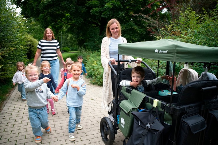 Tagesmutter mit elvent Bollerwagen FlexProfessional / Weiterer Text über ots und www.presseportal.de/nr/144595 / Die Verwendung dieses Bildes für redaktionelle Zwecke ist unter Beachtung aller mitgeteilten Nutzungsbedingungen zulässig und dann auch honorarfrei. Veröffentlichung ausschließlich mit Bildrechte-Hinweis.