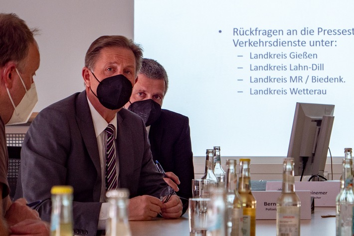 POL-GI: Polizeipräsident Bernd Paul stellt während einer Pressekonferenz die Verkehrsunfallstatistik für Mittelhessen sowie die Landkreise Gießen, Marburg-Biedenkopf, Wetterau und Lahn-Dill für 2021 vor