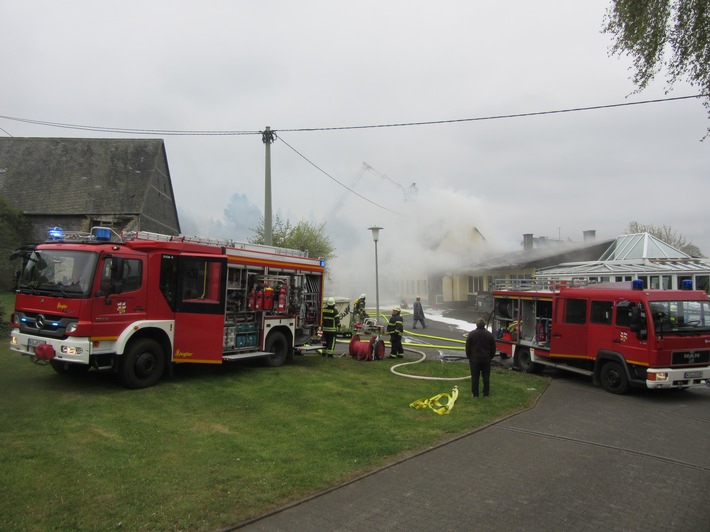 POL-PPTR: Brand in Schreinerei löst Großeinsatz der Feuerwehr aus