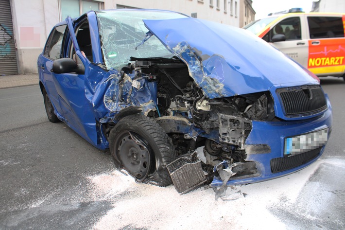 POL-HA: Autofahrer will auf Fahrbahn wenden und es kommt zur Kollision - zwei Schwerverletzte