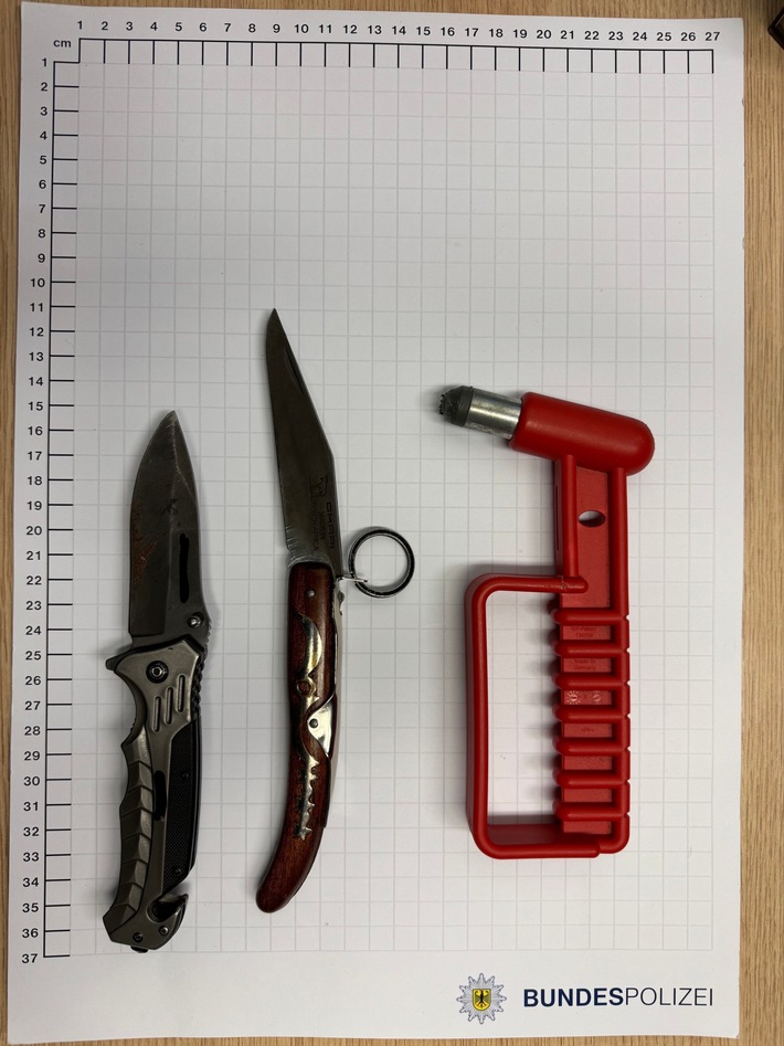BPOL NRW: Bundespolizei stellt mehrere verbotene Gegenstände sicher