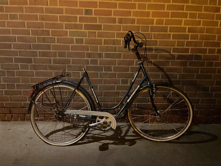 POL-KLE: Weeze - Unbekannter wirft Fahrrad von Eisenbahnbrücke auf die Fahrbahn / Pkw beschädigt / Polizei sucht Zeugen