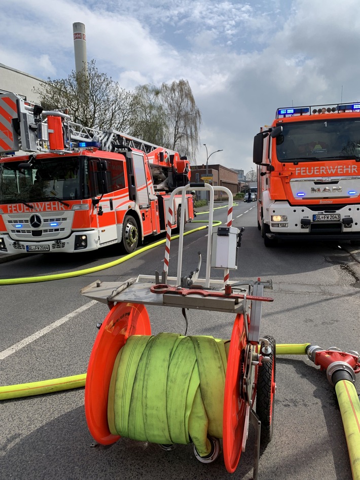 FW-GL: Brand in einem Gewerbebetrieb im Stadtteil Gronau von Bergisch Gladbach