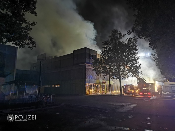 POL-PPWP: Großbrand in der Innenstadt zerstört zwei Gebäudekomplexe
