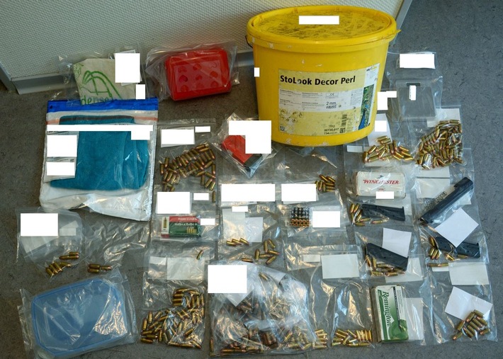 POL-WHV: Fund eines Farbeimers mit Munition sowie Waffenteilen und Zubehör - Polizei sucht Zeugen (mit Foto)