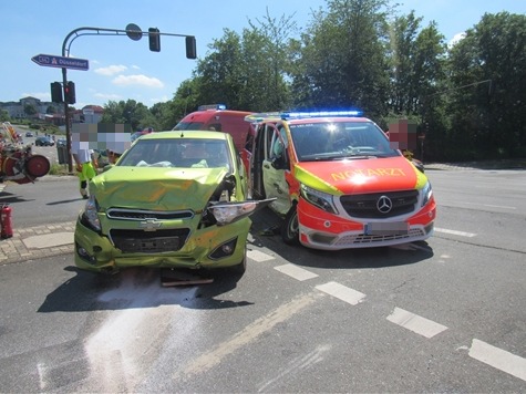 POL-ME: Unfall mit dem Notarztfahrzeug: Drei Leichtverletzte - Velbert - 2306099