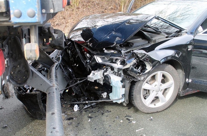 POL-OE: Auffahrunfall mit Lkw: 22-Jähriger sowie Lkw-Fahrerin leicht verletzt