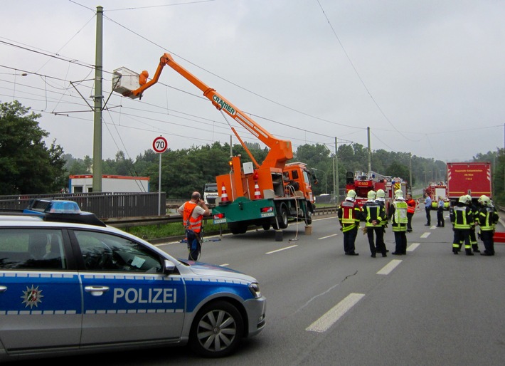 FW-GE: Arbeiter bei Arbeiten an der Oberleitung eingeklemmt (Schlussmeldung)