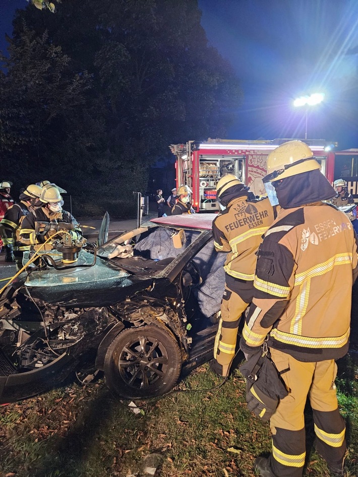 FW-E: Schwerer Verkehrsunfall - zwei Personen durch technische Rettung aus Pkw befreit