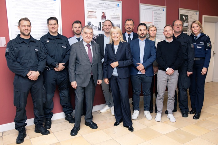 POL-RE: Kreis Recklinghausen/Bottrop: Innenminister Herbert Reul besucht Dauerausstellung "wiR Erinnern" im Polizeipräsidium Recklinghausen