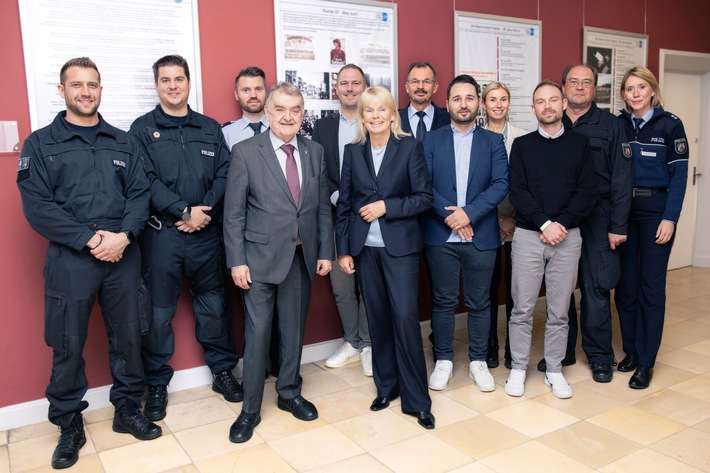 POL-RE: Kreis Recklinghausen/Bottrop: Innenminister Herbert Reul besucht Dauerausstellung &quot;wiR Erinnern&quot; im Polizeipräsidium Recklinghausen