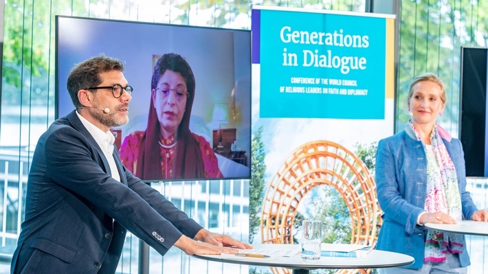 Zusammen stellen sie das Programm der Konferenz im Oktober vor: Ulrich Schneider, Geschäftsführer von Ring for Peace aus Lindau, Azza Karam, Generalsekretärin von Religions for Peace in New York (Monitor) und Claudia Alfons, Oberbürgermeisterin von Lindau, bei der Pressekonferenz am Mittwoch, 15. September, in der Lindauer Inselhalle. Der Titel der Konferenz lautet: "Conference of the World Council of Religious Leaders on Faith and Diplomacy: Generations in Dialogue". / Weiterer Text über ots und www.presseportal.de/nr/156692 / Die Verwendung dieses Bildes ist für redaktionelle Zwecke unter Beachtung ggf. genannter Nutzungsbedingungen honorarfrei. Veröffentlichung bitte mit Bildrechte-Hinweis.